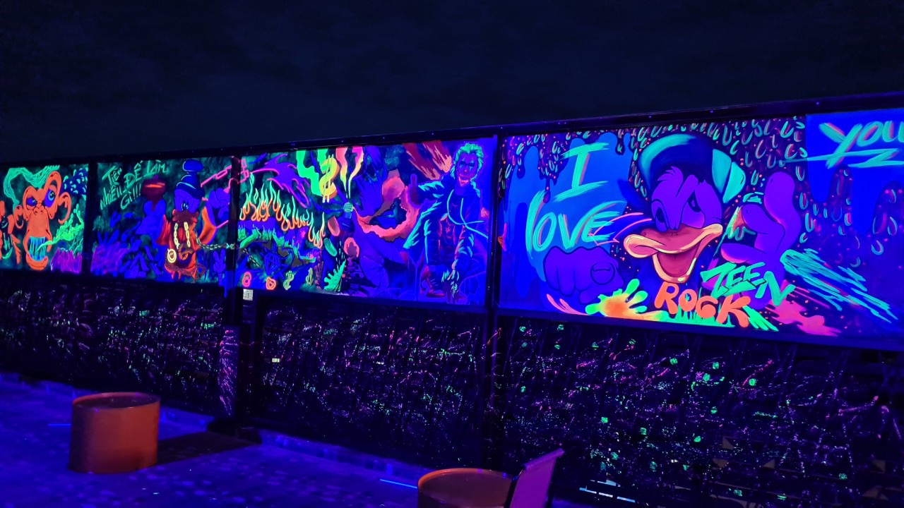 Vẽ tranh tường 3d phát sáng trang trí quán cafe