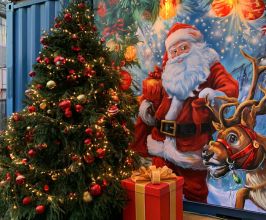 Vẽ Trang Trí Noel Trên Tường, Trên Kính – Tạo Không Gian Giáng Sinh Ấn Tượng