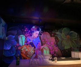 Vẽ Tranh Tường Phát Sáng Quán Bar Nhật Bản – Thiết Kế Không Gian Neon Nghệ Thuật, Đậm Chất Tokyo Nig