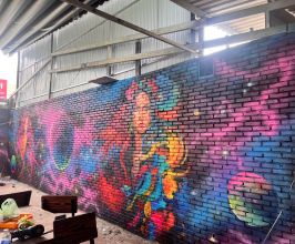 VẼ TRANH TƯỜNG PHÁT SÁNG TRÊN TƯỜNG GẠCH CHO KHÔNG GIAN BEER GARDEN – TẠO ĐIỂM NHẤN CHILL VỀ ĐÊM