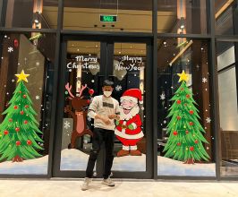 Vẽ tranh kính Noel cho sảnh chung cư và trung tâm thương mại