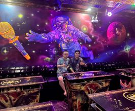Dịch Vụ Vẽ Tranh Tường Phát Sáng Chủ Đề Phi Hành Gia Cho Phòng Karaoke