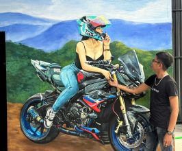 Vẽ Tranh Tường Chân Dung Cô Gái Chạy Moto – Điểm Nhấn Cá Tính Cho Quán Coffee Hiện Đại