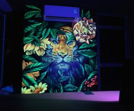 VẼ TRANH TƯỜNG PHÁT SÁNG CHÚ HỔ KẾT HỢP TROPICAL – TẠO KHÔNG GIAN LÀM VIỆC CÁ TÍNH, ĐẲNG CẤP