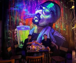 Vẽ nhân vật Snoop Dogg phát sáng cho không gian quán bia